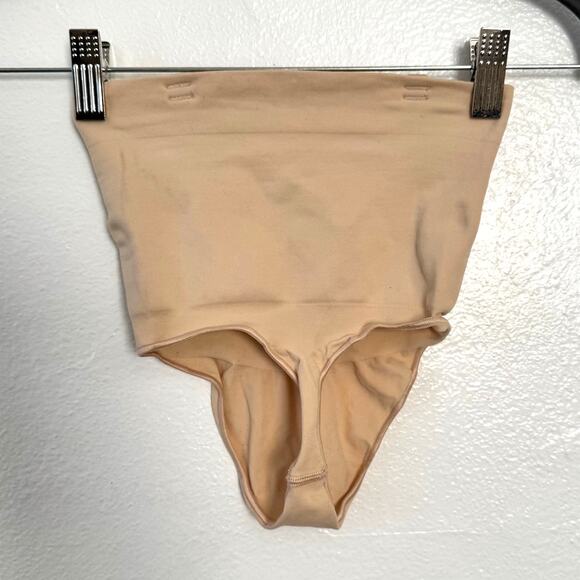 NWOT SKIMS Seamless Sculpt Mid Waist Shaping Thong Womens S Sand Shapewear - Picture 3 of 4